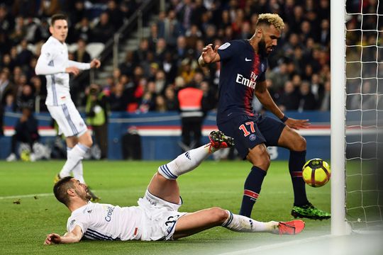 WTF?! PSG's Choupo-Moting krijgt totale error op het veld en voorkomt goal van... PSG! (video)