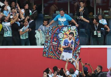 Maradona doet weer gek en viert eigen feestje voor duel van Argentinië (video+foto's