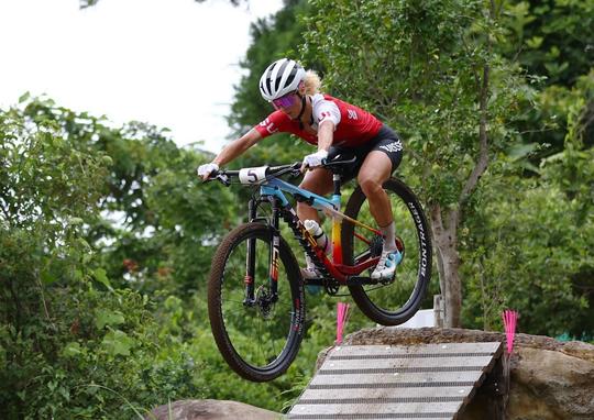 🎥 | Anne Terpstra naast podium op mountainbike, Zwitsers op eenzame hoogte