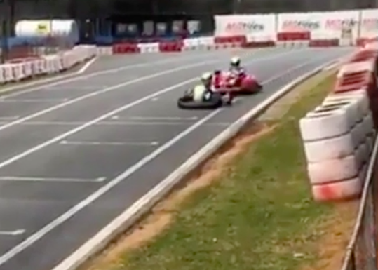 Voormalig F1-coureur Felipe Massa strijdt met 10-jarig zoontje op kartbaan (video)