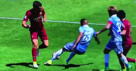 Strootman zorgt met hele smerige schwalbe voor penalty AS Roma (video)