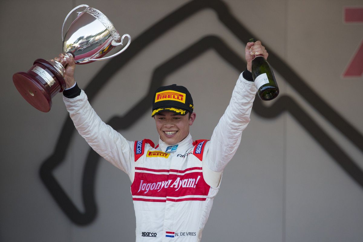 Nyck de Vries racet naar geweldige 1ste winst in Formule 2 (video)