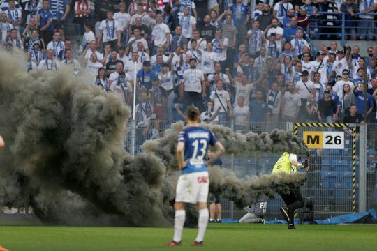 Lech Poznan moet 8 potjes zonder thuispubliek spelen na gekke rellen tegen Legia (video)