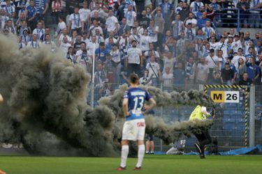 Lech Poznan moet 8 potjes zonder thuispubliek spelen na gekke rellen tegen Legia (video)