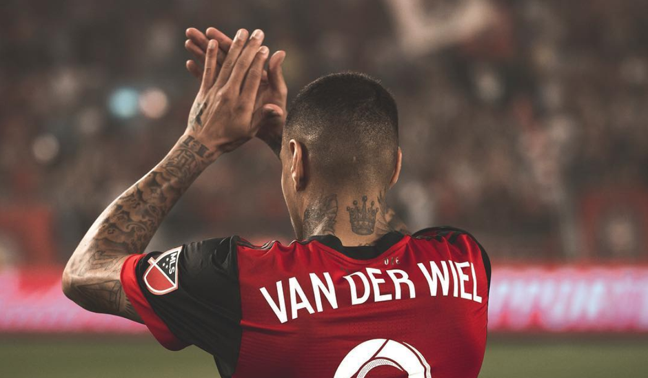 Van der Wiel moet vertrekken bij Toronto na harde discussie op trainingskamp
