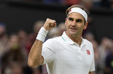 Roger Federer vangt 4 miljoen euro voor eigen Foundation na veiling van shirts en rackets