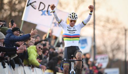 Spelende Van der Poel wint na koppeltijdrit met broer David