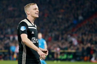 Van de Beek kreeg na juichen lading bier over zich heen: 'Moet je accepteren' (video)