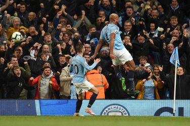 Kanonskogel Kompany zet Manchester City op 1 zege van de titel (video)