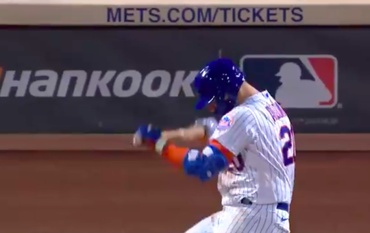 🎥 | MLB'er Pete Alonso SLOOPT honkbalknuppel op bovenbeen na nieuwe misser