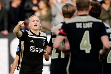 Ajax tikt magische grens van 100 goals aan in Tilburg en zet druk met dikke zege weer op PSV