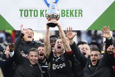 Ajax-aanvoerder De Ligt lacht na bekerzege: ‘Dat is 1’