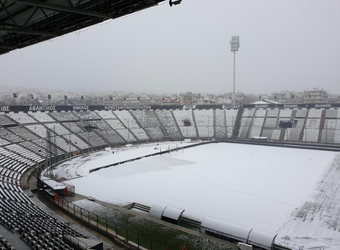 Griekse voetbalclubs kampen met lagen sneeuw op velden (foto)