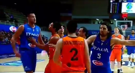 Basketballer mept om zich heen in 'vriendschappelijk' potje tegen Oranje (video)