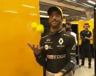 🎥 | Clown Ricciardo kan jongleren zonder kijken
