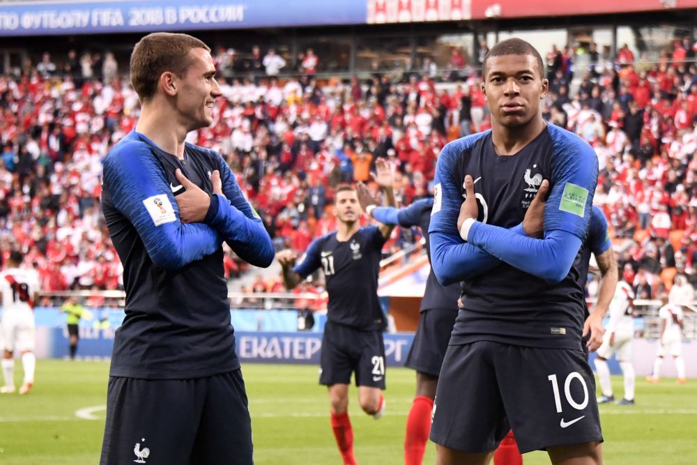 Frankrijk door minimale zege naar laatste 16 WK (video's)