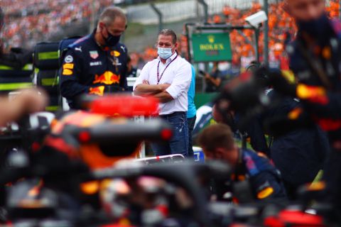 Jos Verstappen geniet van Max in titelstrijd: 'Zonder hem was Lewis al kampioen geweest'