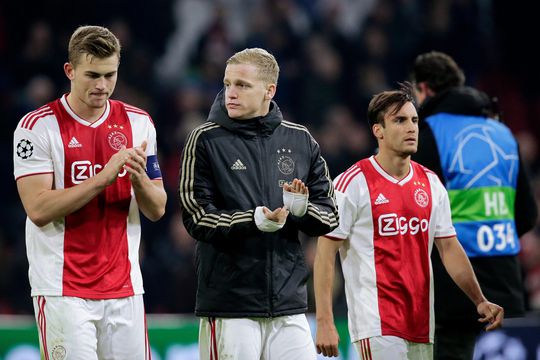 Alle Ajax-verdedigers plus Van de Beek zijn de sjaak bij gele kaart