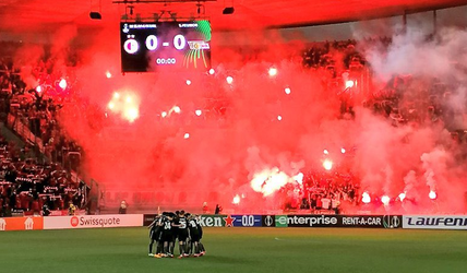🎥 | Fans van Slavia Praag én Union Berlin zetten stadion op z'n kop
