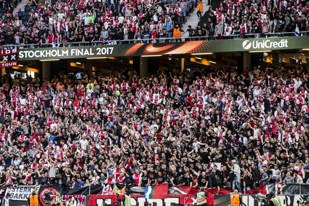 Ajacieden gooien met stoeltjes in stadion na verloren finale (video)