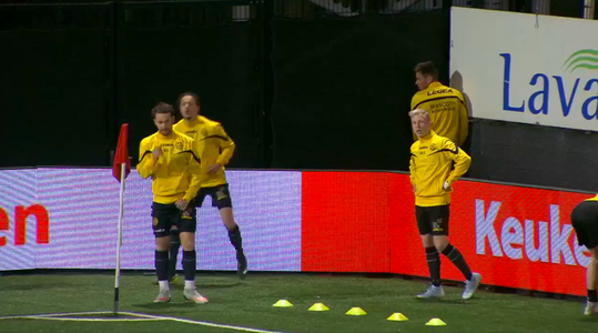 🎥 | Haha! Roda-speler Goppel zeikt tijdens de warming-up tegen stadion aan