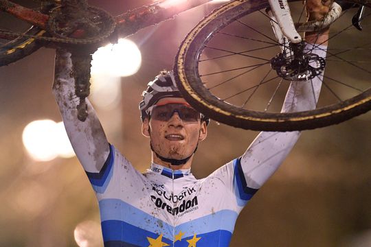 Recordbrekende veelvraat Van der Poel wint alwéér en doet wheelie (video)