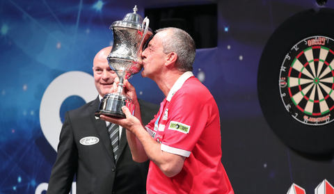 LOL! Darter gijzelt BDO-beker en wil hem niet teruggeven: 'Eerst geld zien!'