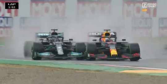 🎥 | TOUCHÉ! Max Verstappen pakt direct P1 af van Lewis Hamilton