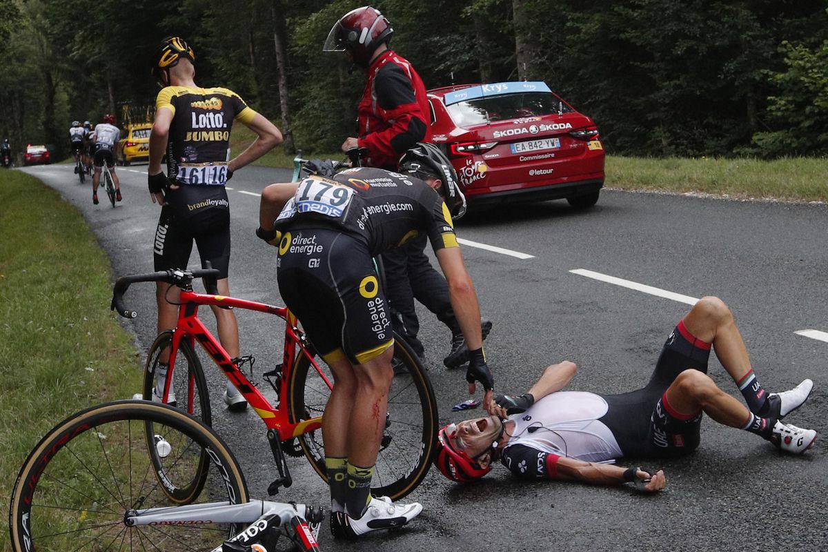 Ongelukkige Gesink kijkt de etappe vanuit ziekenhuisbed