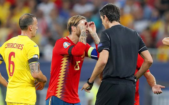 OEPS! Foutje.. kaartenkoning Ramos krijgt onterecht geel na brilgebaar (video)