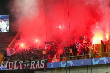 WTF?! Fans van Genk vallen bus met Club Brugge-supporters aan