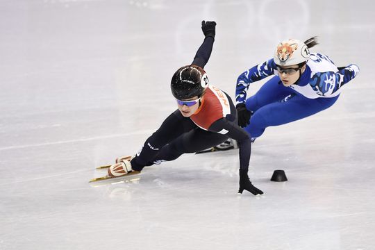 Yara van Kerkhof profiteert van valpartij en staat in shorttrackfinale op de 500 meter (video)