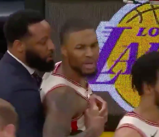 🏀🎥 | NBA'er Damian Lillard boos op refs na afgekeurde score: 'Wil jullie zooi niet horen'