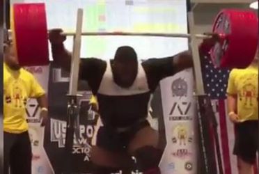Gewichtheffer squat ZIEK nieuw wereldrecord (video)