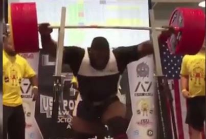 Gewichtheffer squat ZIEK nieuw wereldrecord (video)