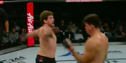 🎥 | Ben Askren belachelijk gemaakt om mislukte spinning back-fist: 'Is hij dronken?'