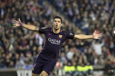 Suarez straft enorme fouten Espanyol af en bezorgt Barça de zege in derby (video's)