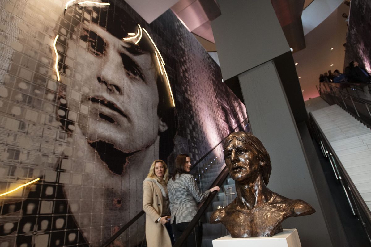 Johan Cruijff met borstbeeld en metershoge wand in eigen ArenA geëerd