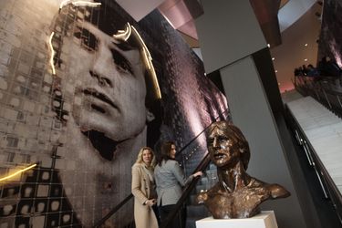 Johan Cruijff met borstbeeld en metershoge wand in eigen ArenA geëerd