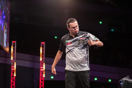 Gian van Veen blijft verbazen op EK darts: The Giant verslaat Superchin