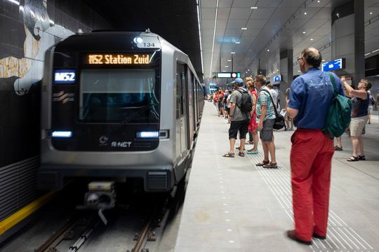 Oei! Rellen en vuurwerk bij metrostation Amsterdam: 100 supporters Lille opgepakt, 1 gewonde