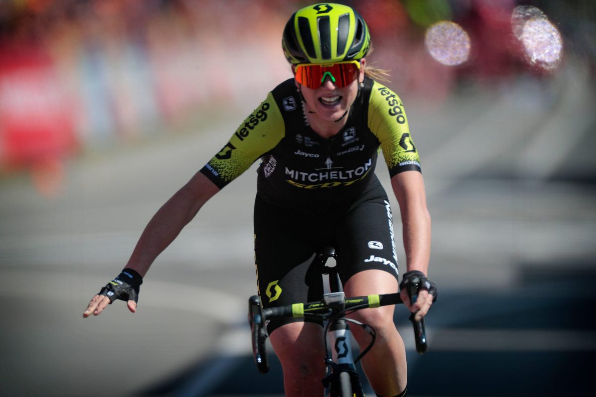 YES! Annemiek van Vleuten soleert naar heerlijke zege in Luik-Bastenaken-Luik