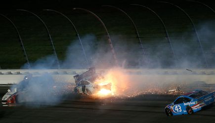 WOW! Heftige crash bij Nascar-race in Kansas (video)