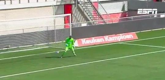 🎥 | Keeper van Telstar grabbelt flink bij afstandspegel MVV