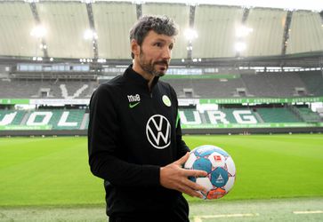 Mark van Bommel begint bij Wolfsburg al om zich heen te slaan: 'Gebrek aan inzet en niveau'
