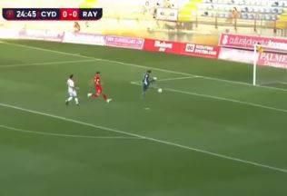 🎥 | Alles gaat mis bij megablunder op Spaanse 3e niveau