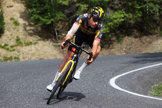 Mike Teunissen helpt Wout van Aert aan zege op Champs-Élysées: 'Dit is wel even in stijl afsluiten’