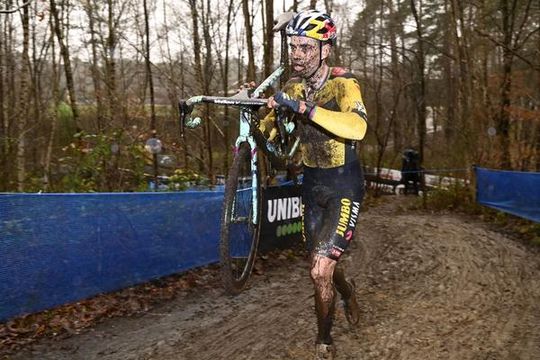 Mathieu van der Poel rijdt lek in de blubber: Wout van Aert profiteert