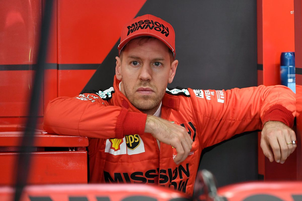 🎥 | Sebastian Vettel haalt schouders op over mysterieuze Mercedes-stuur