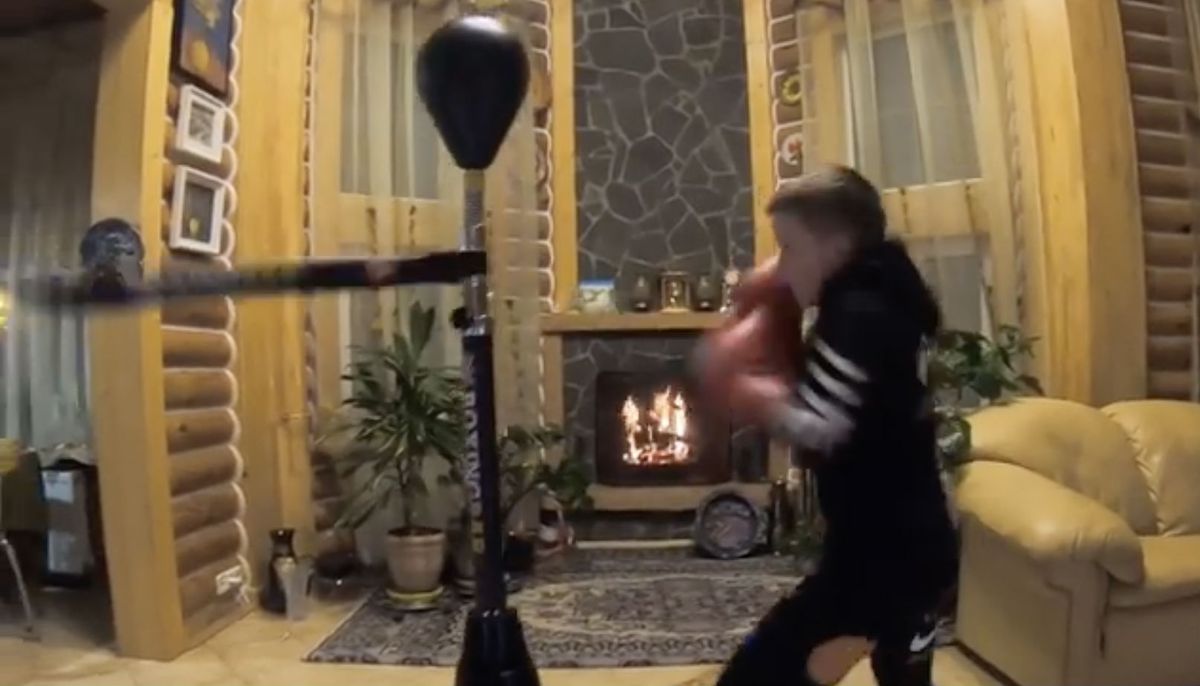 🎥| WOW! 8-jarig Russisch talentje showt zieke reflexen bij training met boksbal